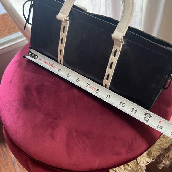 Black & White handheld purse white handles zipper closure 12” x 4” x 5” handbag - Picture 8 of 12